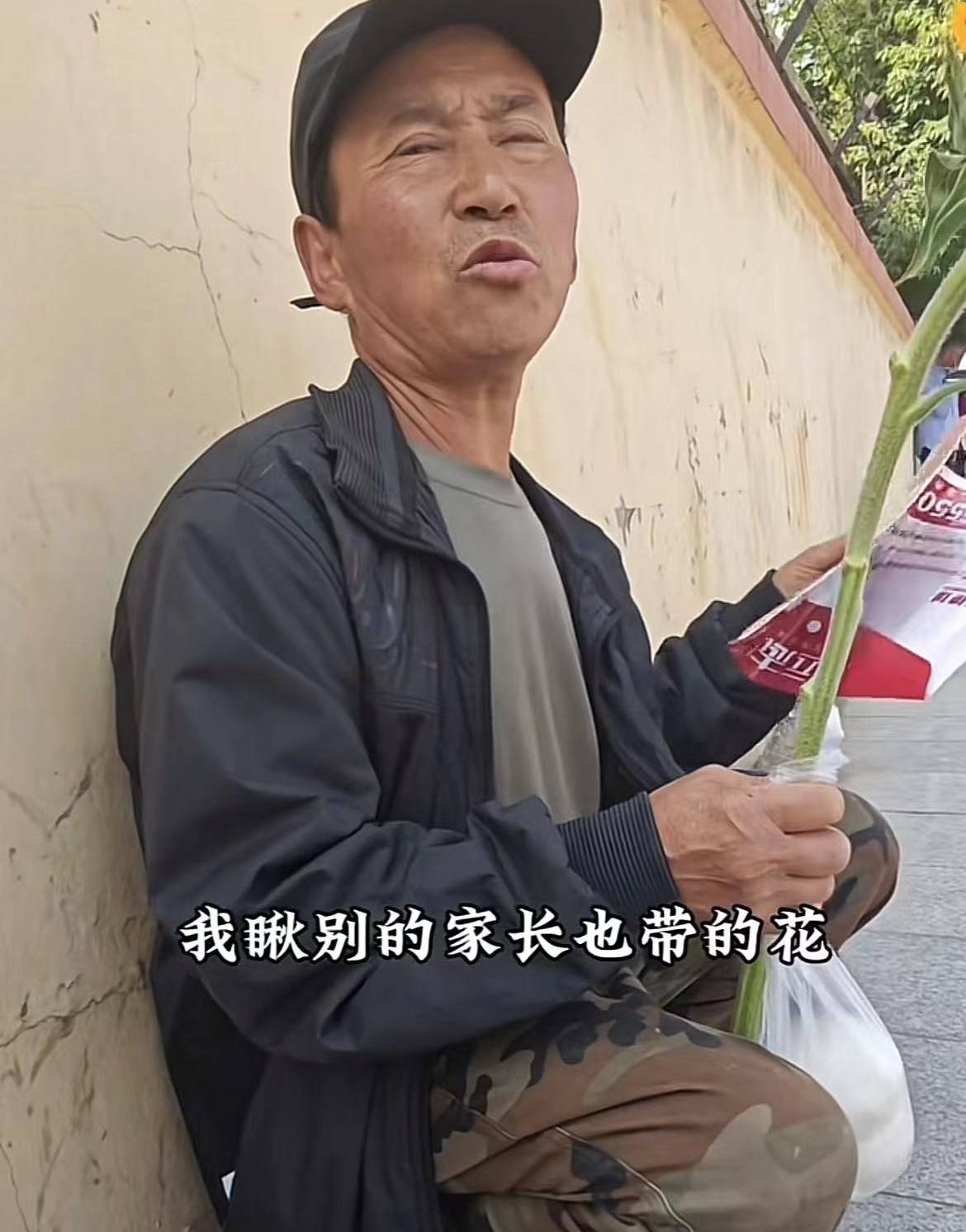 搭2小時車！父親「拎兩顆饅頭」趕200里路陪考　兒子出校門「當眾跪下」看哭全校