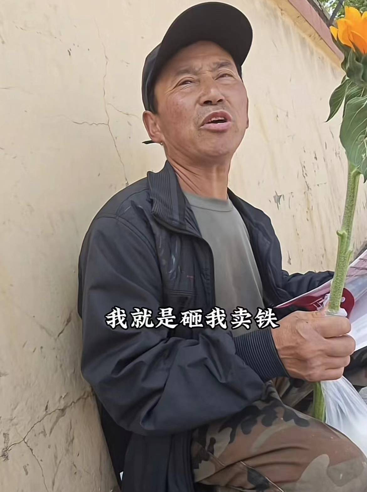 搭2小時車！父親「拎兩顆饅頭」趕200里路陪考　兒子出校門「當眾跪下」看哭全校