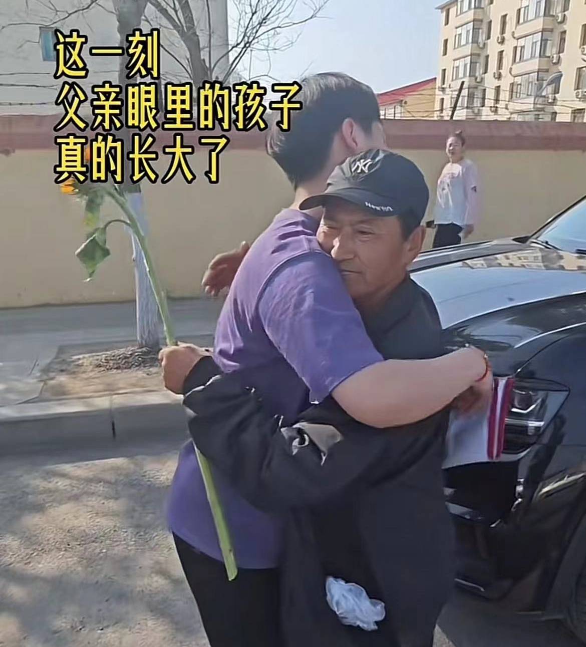 搭2小時車！父親「拎兩顆饅頭」趕200里路陪考　兒子出校門「當眾跪下」看哭全校