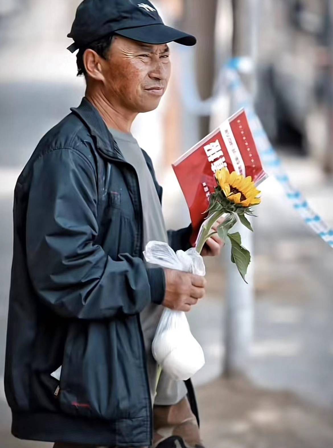 搭2小時車！父親「拎兩顆饅頭」趕200里路陪考　兒子出校門「當眾跪下」看哭全校