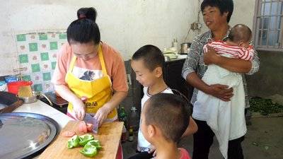 大姑出嫁！婆婆幫我「打包剩菜帶回」，打開來吃，我差點哭出聲 ：怎麼會這樣