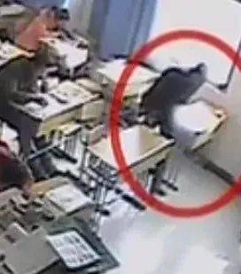 明明寫完了！考生「突拿橡皮擦」擦掉全部答案　監考老師「瞥一眼大驚失色」立即報警
