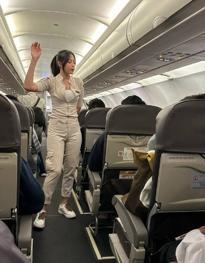脫掉絲襪、高跟鞋！正妹空姐「穿褲子工作」引熱議　乘客一看狂讚「小姐姐們太帥了」