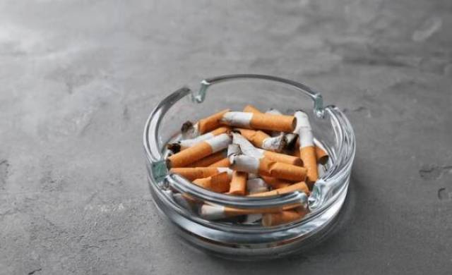 老公不抽菸！茶几角落「驚見菸灰痕跡」　我一調監視器「眼前畫面勃然大怒」