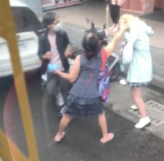 女大生遭隨機攻擊！台中國小女童「見義勇為上前救人」　怒推倒兇手「早就想教訓她了」
