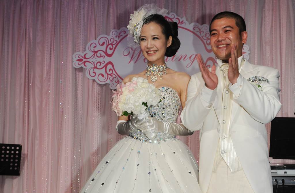 欠4千萬賭債！資深男星「花10年拼命還錢」不敢被認出　「一家三口久違同框」淚崩求前妻