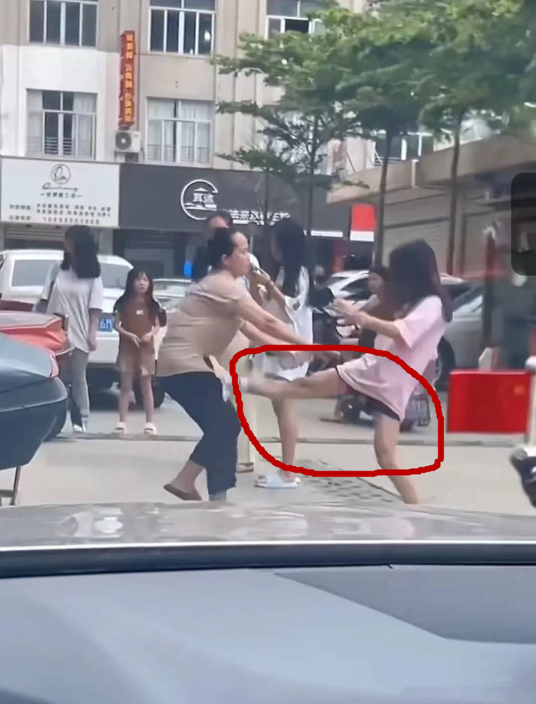14歲女兒早戀！媽媽撞見「小情侶過夜」怒拉回家　「女兒當街動腳」接下來慘了
