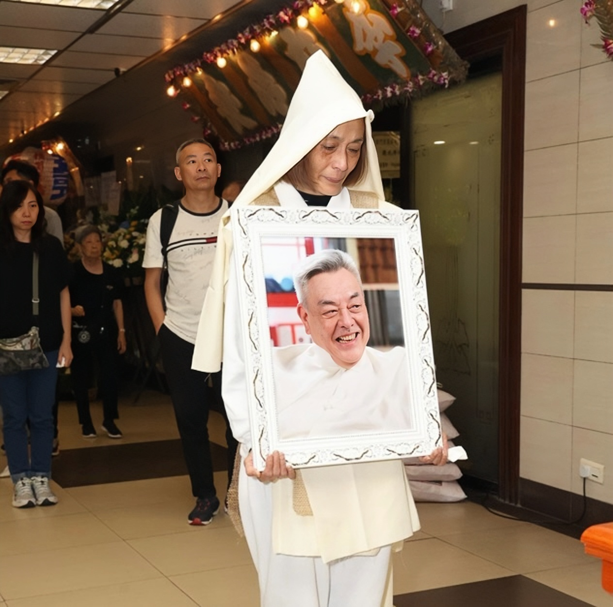 捐出大體!資深男星出殯「愛妻痛哭手捧遺照」 好友淚嘆:「遺願還沒有完成」