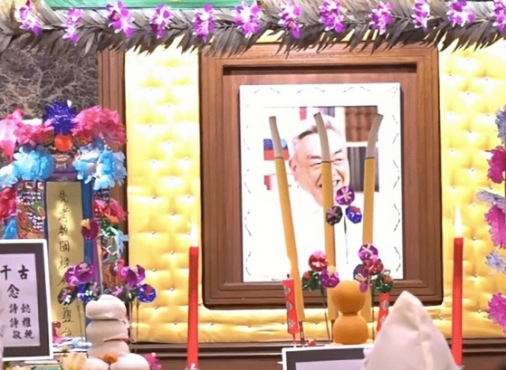 捐出大體!資深男星出殯「愛妻痛哭手捧遺照」 好友淚嘆:「遺願還沒有完成」