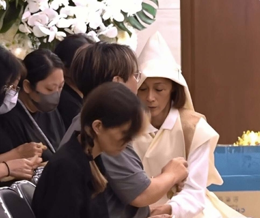 捐出大體!資深男星出殯「愛妻痛哭手捧遺照」 好友淚嘆:「遺願還沒有完成」