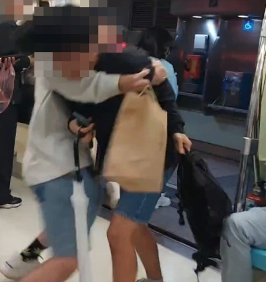 快訊／又傳捷運傷人！北捷黑衣男「突拿傘攻擊女乘客」失控狂吼　「帽子哥英勇壓制」驚險畫面曝光