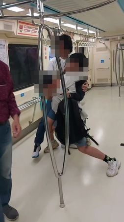 快訊／又傳捷運傷人！北捷黑衣男「突拿傘攻擊女乘客」失控狂吼　「帽子哥英勇壓制」驚險畫面曝光