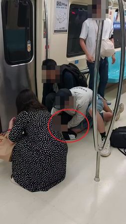 快訊／又傳捷運傷人！北捷黑衣男「突拿傘攻擊女乘客」失控狂吼　「帽子哥英勇壓制」驚險畫面曝光