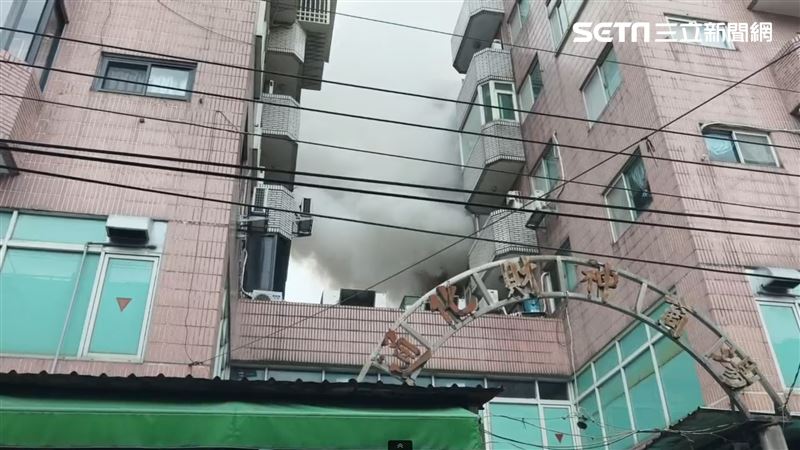 北市大樓清晨火警！狂竄烈火「警消急佈水線灌救」　老婦「被抬出已無生命跡象」受困人數曝