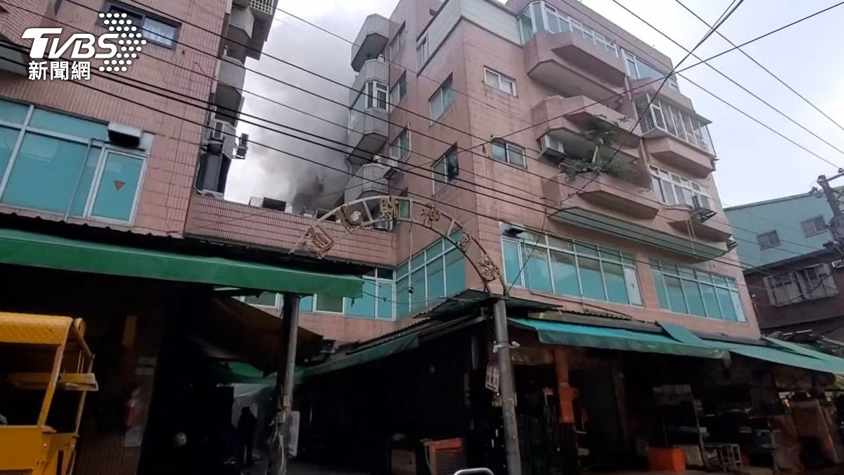北市大樓清晨火警！狂竄烈火「警消急佈水線灌救」　老婦「被抬出已無生命跡象」受困人數曝