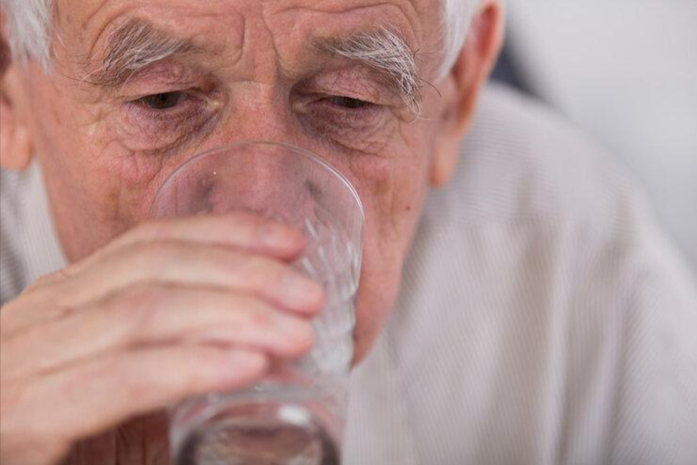 鐵打的腎也撐不住！65歲男常喝「這種水」患尿毒症　醫生提醒「少喝3種水」保護腎臟