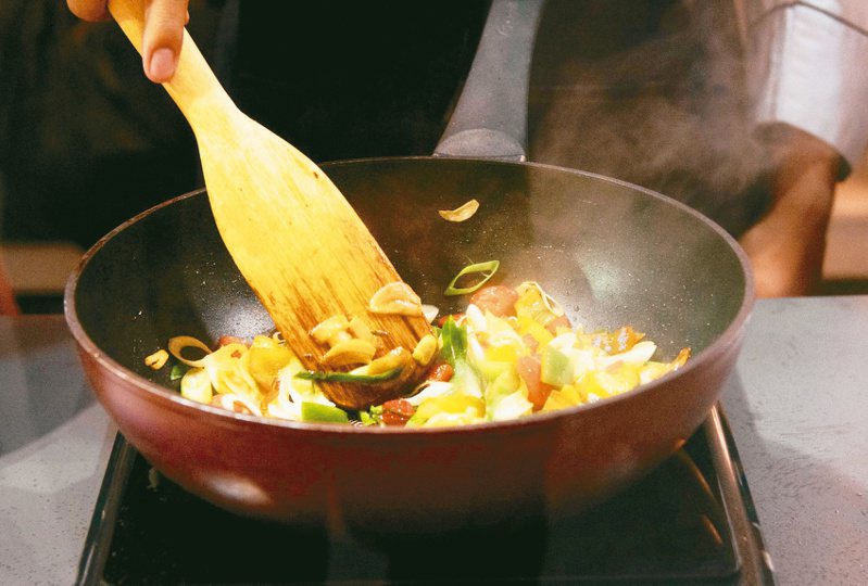 煮菜到一半昏倒！送醫「竟是中毒了」常見1物害的　譚敦慈曝「用法太NG」：很多人會犯
