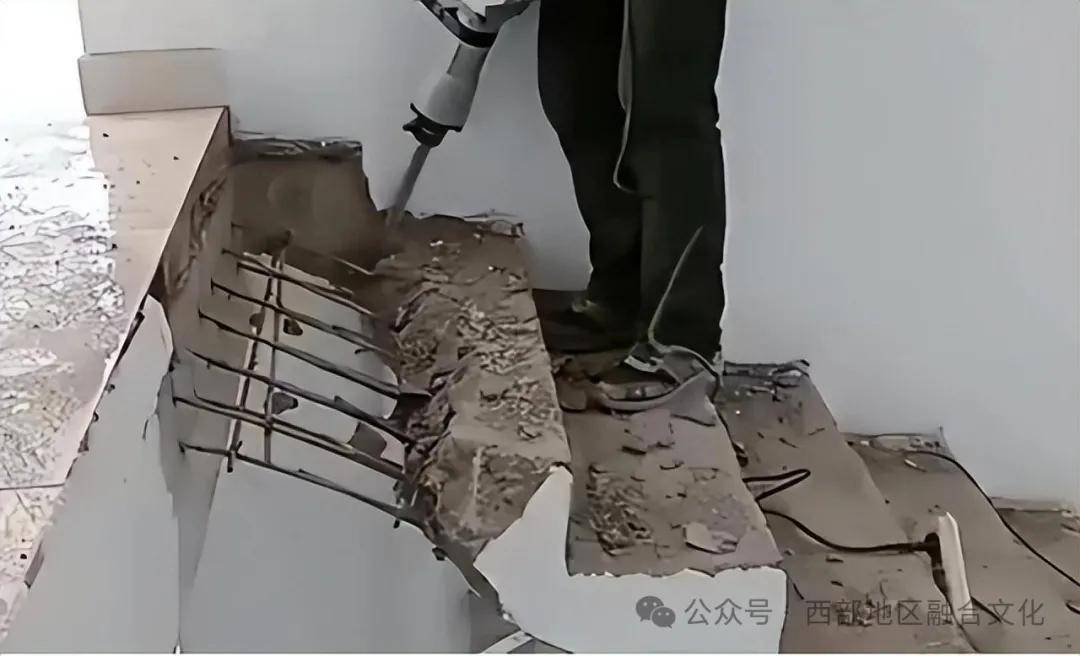 惡鄰住二樓「向整棟樓索求50萬過路費」　5年後報應來了「大家都坐看笑話」
