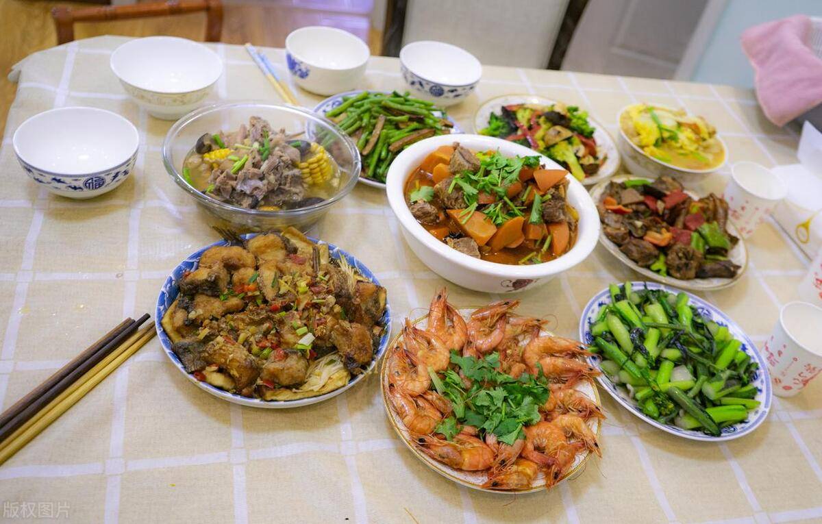  老公銀行卡婆婆「保管5年」！她生日我去做飯，聽到婆婆打電話，我瞬間傻了 