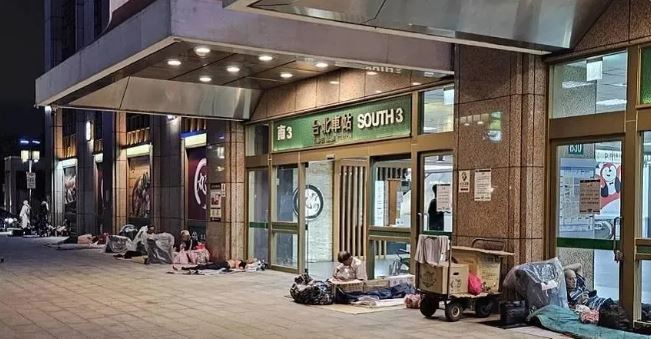 開工廠賺千萬！台富商「竟淪街友討飯」慘睡火車站　做工出事「五根手指全不見」領殘障津貼…