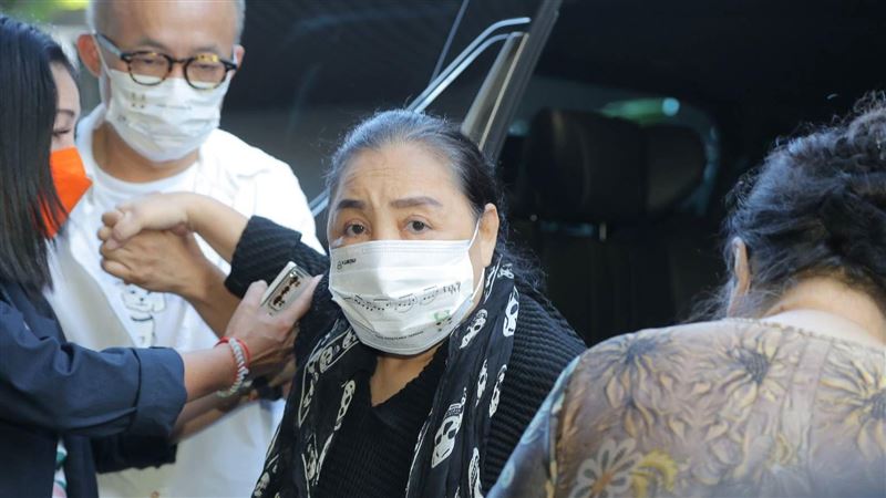 就醫至今2年！資深女星「憔悴面容曝光」鐵粉不捨　好友嘆「是很艱難的階段」醫師估：恐變永久性