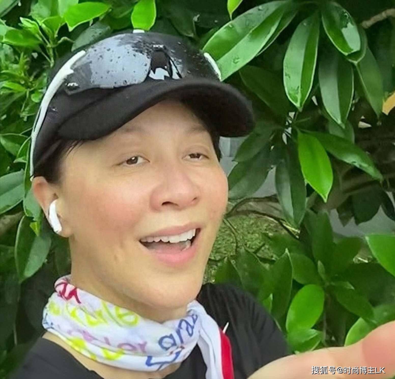 跑步遇大雨！58歲大咖女星「全素顏無偶包」興奮用手接雨　網友直呼不敢認「女神變阿桑」
