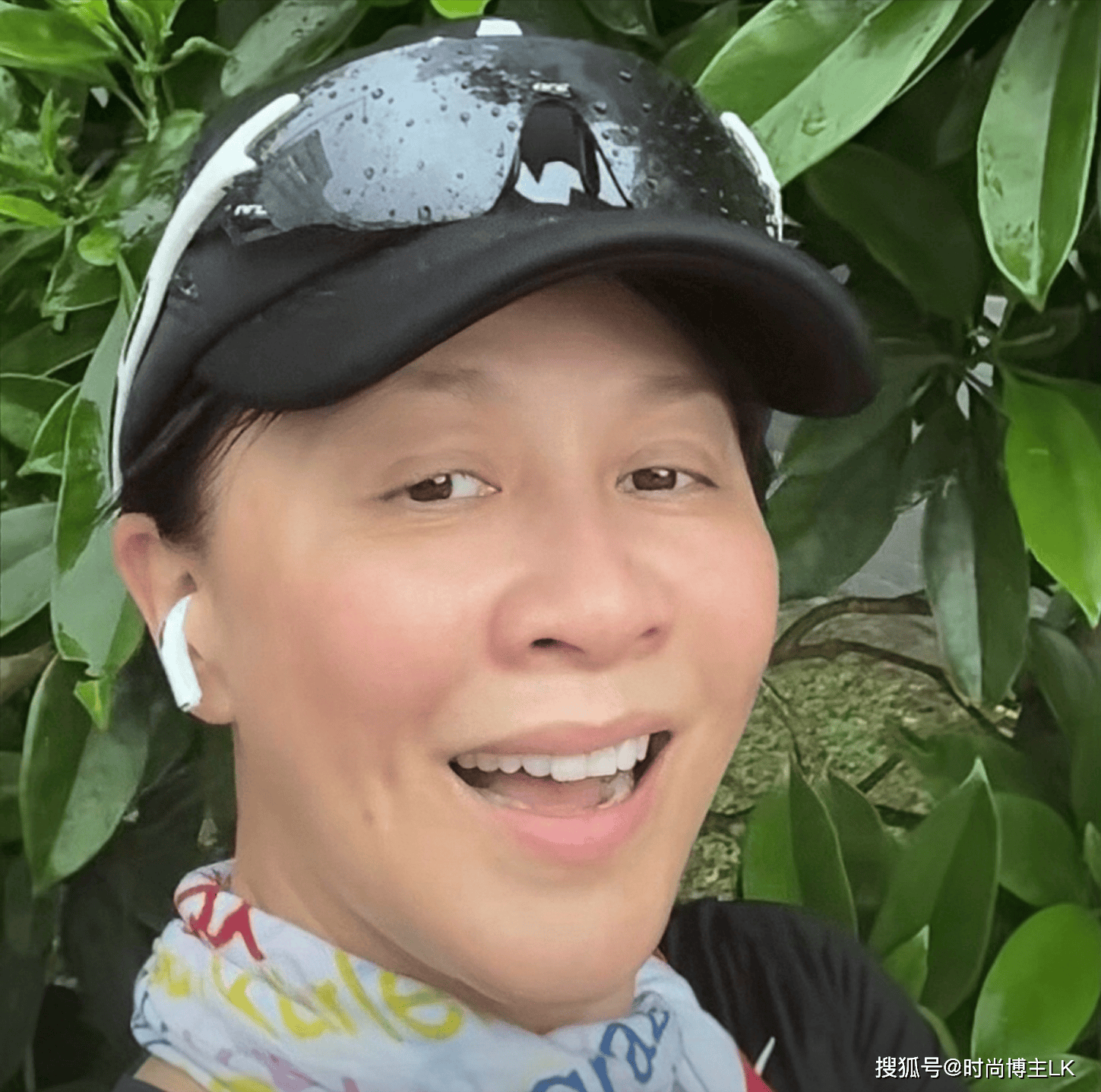跑步遇大雨！58歲大咖女星「全素顏無偶包」興奮用手接雨　網友直呼不敢認「女神變阿桑」