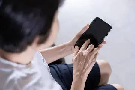 二胎又是生女兒！婆婆對我不管不顧還「趕我出門」，事後「丈夫一番話」讓我淚崩