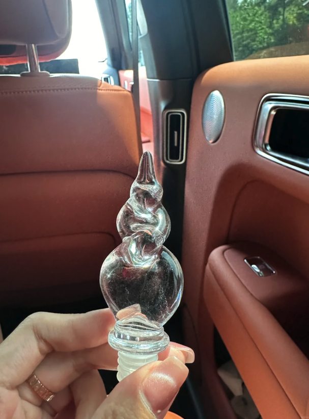 她在老公車上發現「可疑玻璃墜飾」　網友半夜起床「幫老公伸張正義」：太太誤會大了