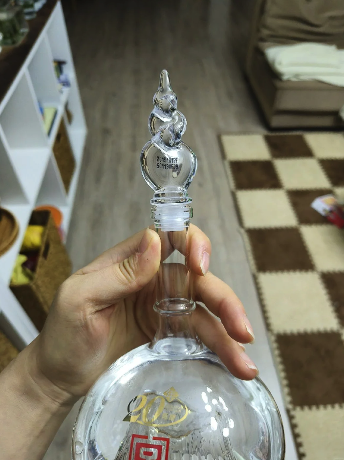 她在老公車上發現「可疑玻璃墜飾」　網友半夜起床「幫老公伸張正義」：太太誤會大了