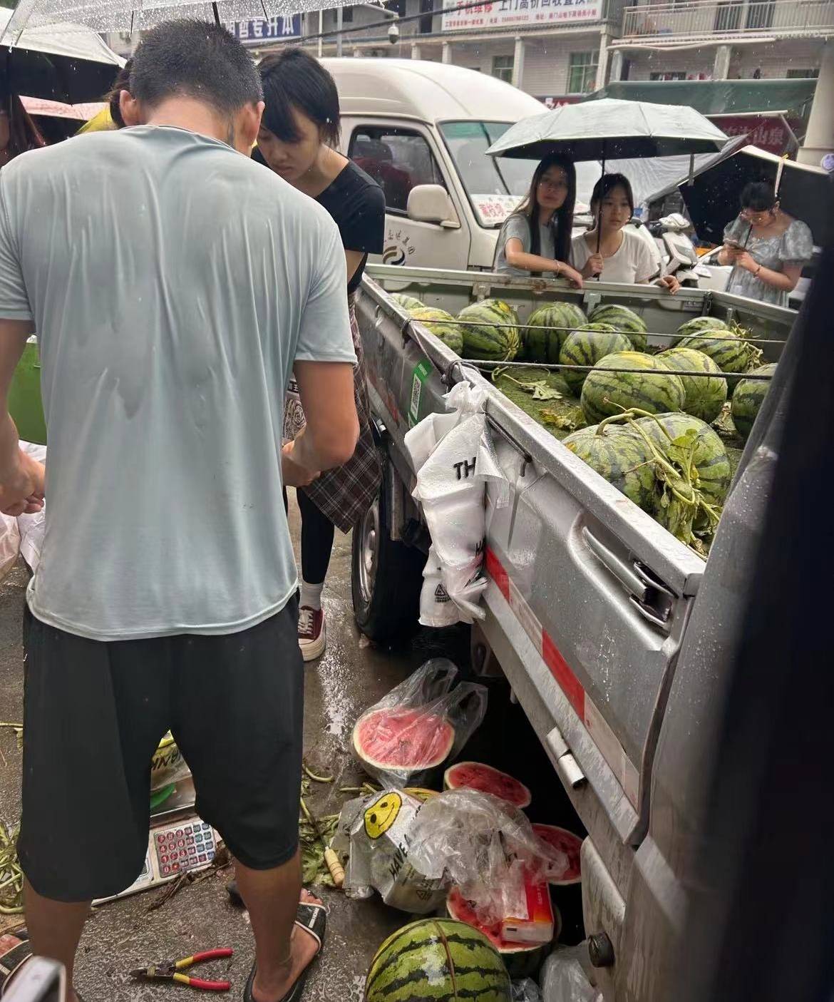 校門口賣西瓜！水果店殘疾夫妻「眼紅直接砸場」　他賠償完「卻因禍得福」