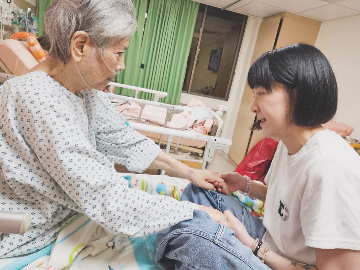 癌母不願闔眼！53歲女星「求他們趕到」媽媽才撒手　忍痛放棄急救喊「需要很大勇氣」...