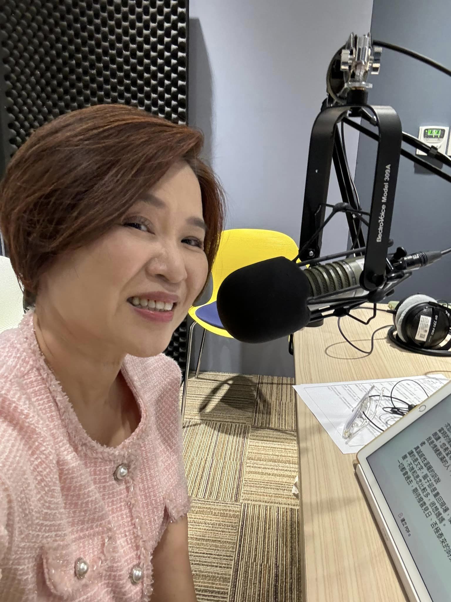 突消失螢光幕前！58歲名嘴不忍「都是被電視台逼退的」　網嚇歪一面倒留言：很喜歡她主持