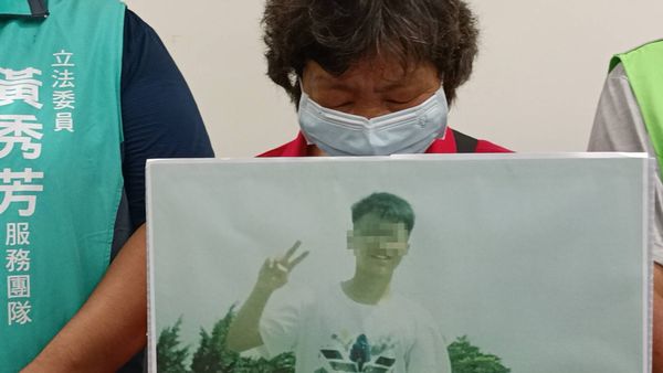 孫離奇失聯115天！彰化鹹粥嬤「舉牌悲喊」：乖孫叨位去...擺攤讓他念完高職「至今生死未卜」
