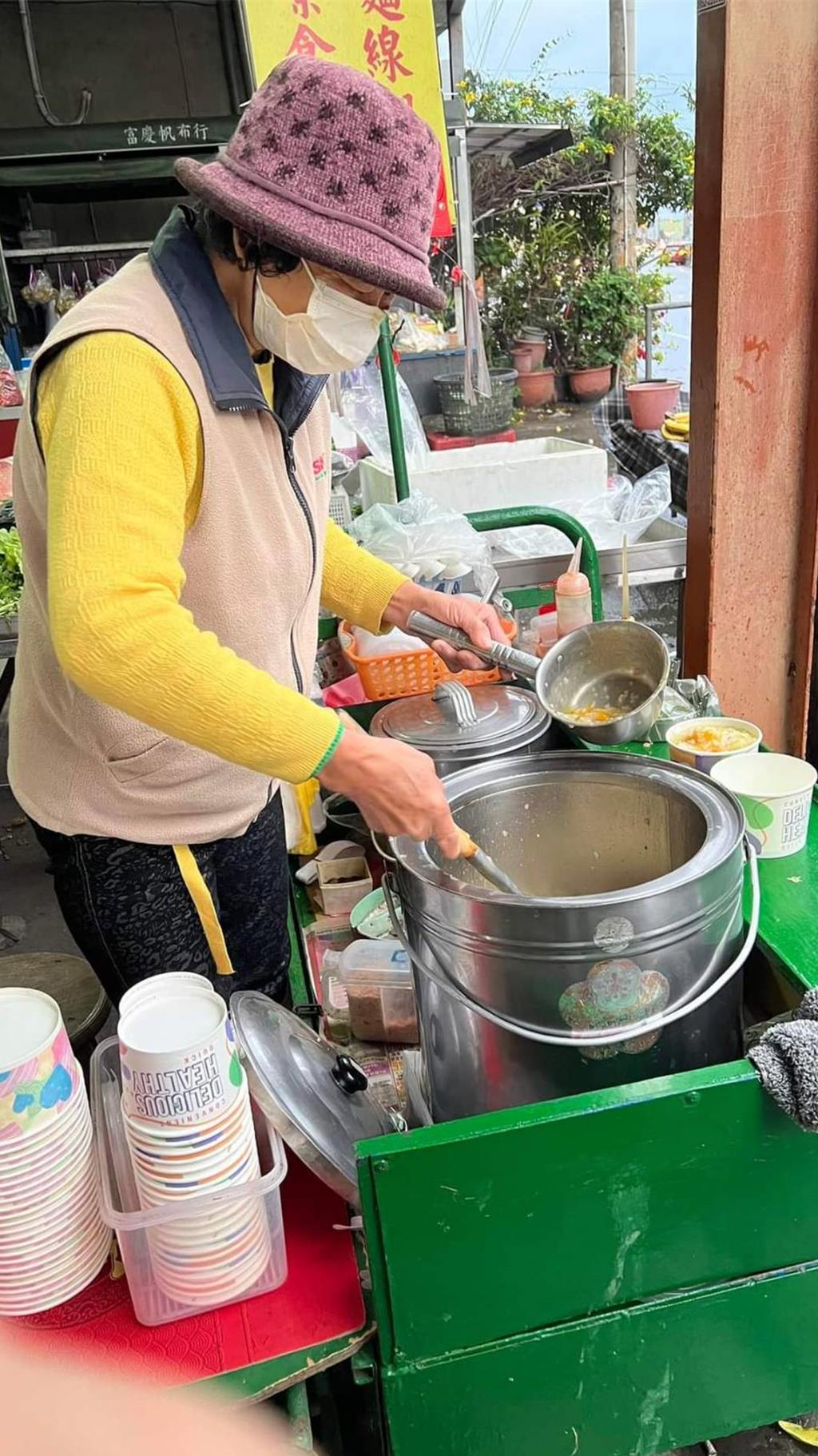孫離奇失聯115天！彰化鹹粥嬤「舉牌悲喊」：乖孫叨位去...擺攤讓他念完高職「至今生死未卜」