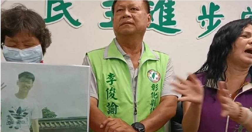 孫離奇失聯115天！彰化鹹粥嬤「舉牌悲喊」：乖孫叨位去...擺攤讓他念完高職「至今生死未卜」