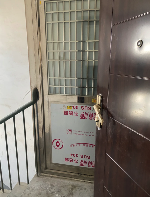 千金難買好鄰居！她搬新家「驚見對面裝大鐵籠」　擠滿過道「連大門都打不開」後續超傻眼