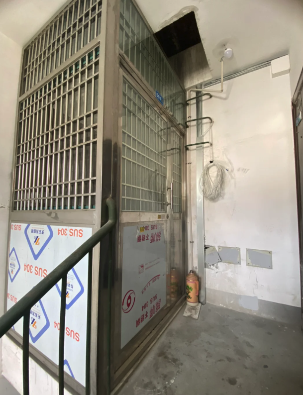 千金難買好鄰居！她搬新家「驚見對面裝大鐵籠」　擠滿過道「連大門都打不開」後續超傻眼