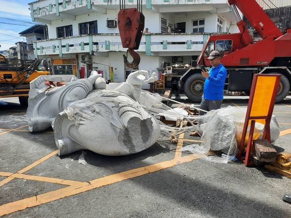 吊掛出包！巨大觀音像「當場斷頭」全場傻眼　員工崩潰「曝光損失金額」：賠死了