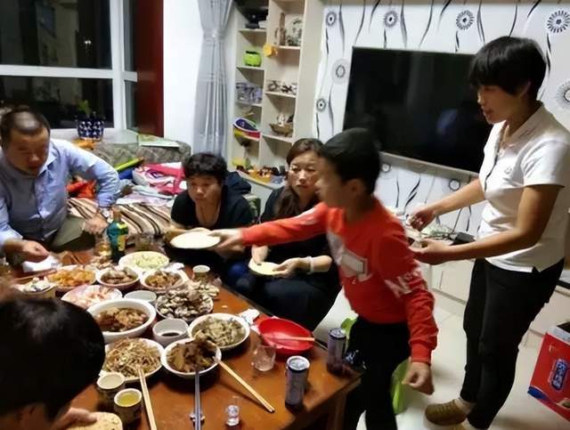 兒子生日婆婆送來80萬！從廚房出來，聽到婆婆「提一要求」，我連婆婆帶錢一塊扔出門 