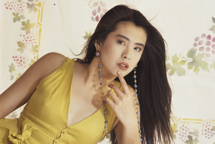 挺凸肚懷孕了？59歲王祖賢傳「加拿大藏小鮮肉」　身邊「高大型男曝光」愛相陪