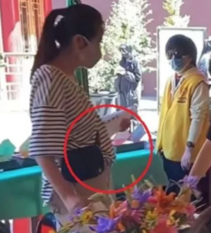 挺凸肚懷孕了？59歲王祖賢傳「加拿大藏小鮮肉」　身邊「高大型男曝光」愛相陪