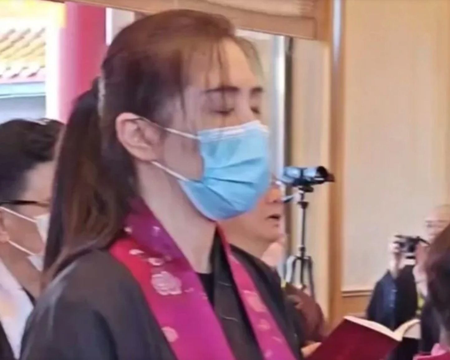 挺凸肚懷孕了？59歲王祖賢傳「加拿大藏小鮮肉」　身邊「高大型男曝光」愛相陪