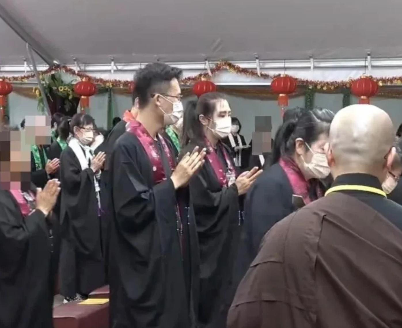 挺凸肚懷孕了？59歲王祖賢傳「加拿大藏小鮮肉」　身邊「高大型男曝光」愛相陪