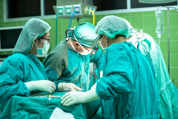 採野菇加菜！一家四口「中毒送醫」1人身亡：3人還在搶救中　兇手曝光「看起來美味又無害」