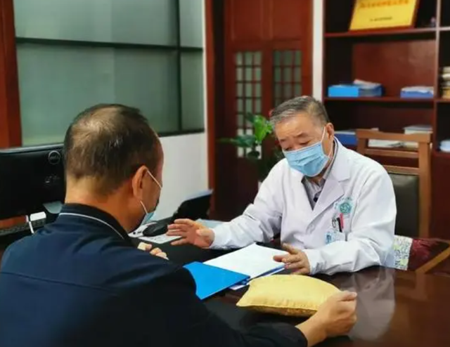 小便泡沫增多！男子「查出腎衰竭」醫生急勸：別吃空心菜　示警「4蔬菜」也不可多吃