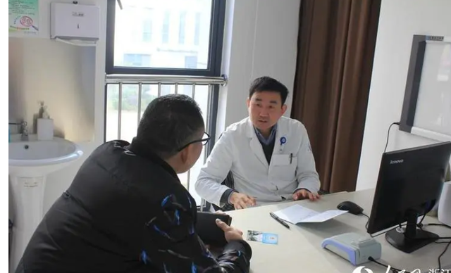 小便泡沫增多！男子「查出腎衰竭」醫生急勸：別吃空心菜　示警「4蔬菜」也不可多吃