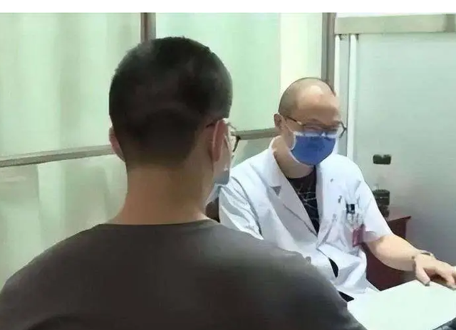 小便泡沫增多！男子「查出腎衰竭」醫生急勸：別吃空心菜　示警「4蔬菜」也不可多吃