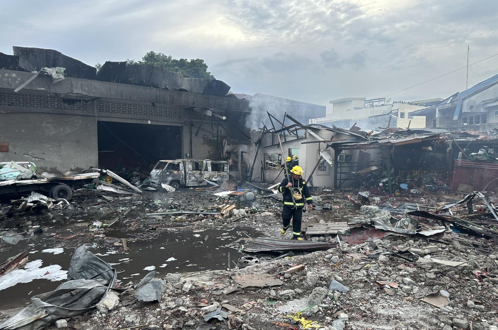 煙火倉庫大規模爆炸！炸出20公尺大洞「釀5死38傷」　牆壁變碎片「駭人現場畫面曝光」　