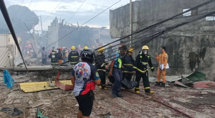 煙火倉庫大規模爆炸！炸出20公尺大洞「釀5死38傷」　牆壁變碎片「駭人現場畫面曝光」　